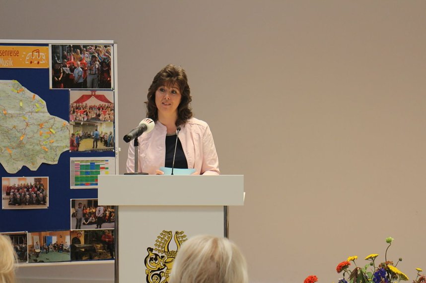 "Ein Freund unserer Stadt und ihrer Kinder" - der Musiker Rolf Zuckowski durfte sich heute in das goldene Buch der Stadt eintragen