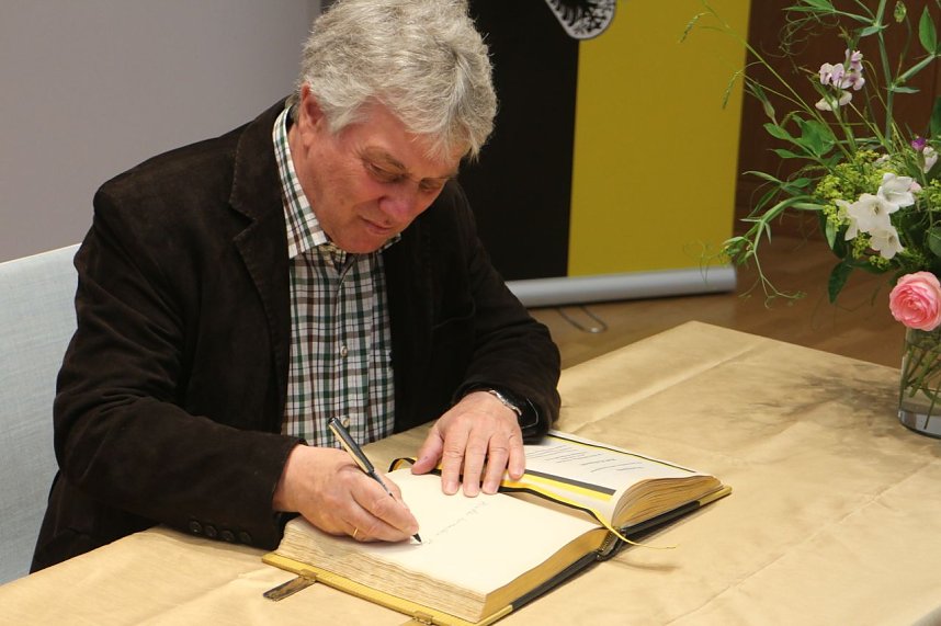 "Ein Freund unserer Stadt und ihrer Kinder" - der Musiker Rolf Zuckowski durfte sich heute in das goldene Buch der Stadt eintragen