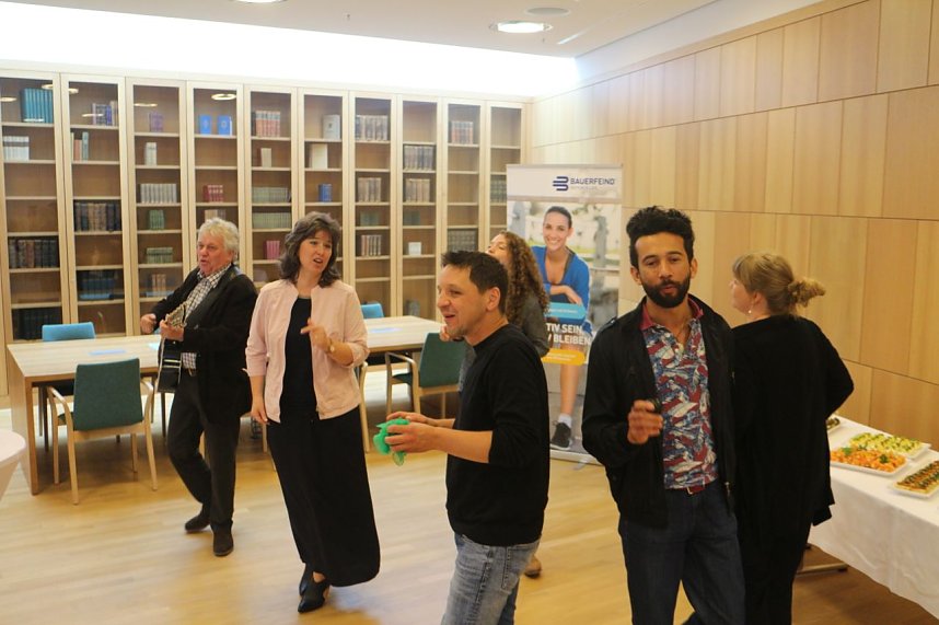 "Ein Freund unserer Stadt und ihrer Kinder" - der Musiker Rolf Zuckowski durfte sich heute in das goldene Buch der Stadt eintragen