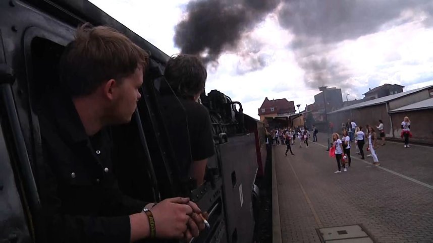 Model-Sonderzug auf dem Gleis der Harzer-Schmalspurbahn