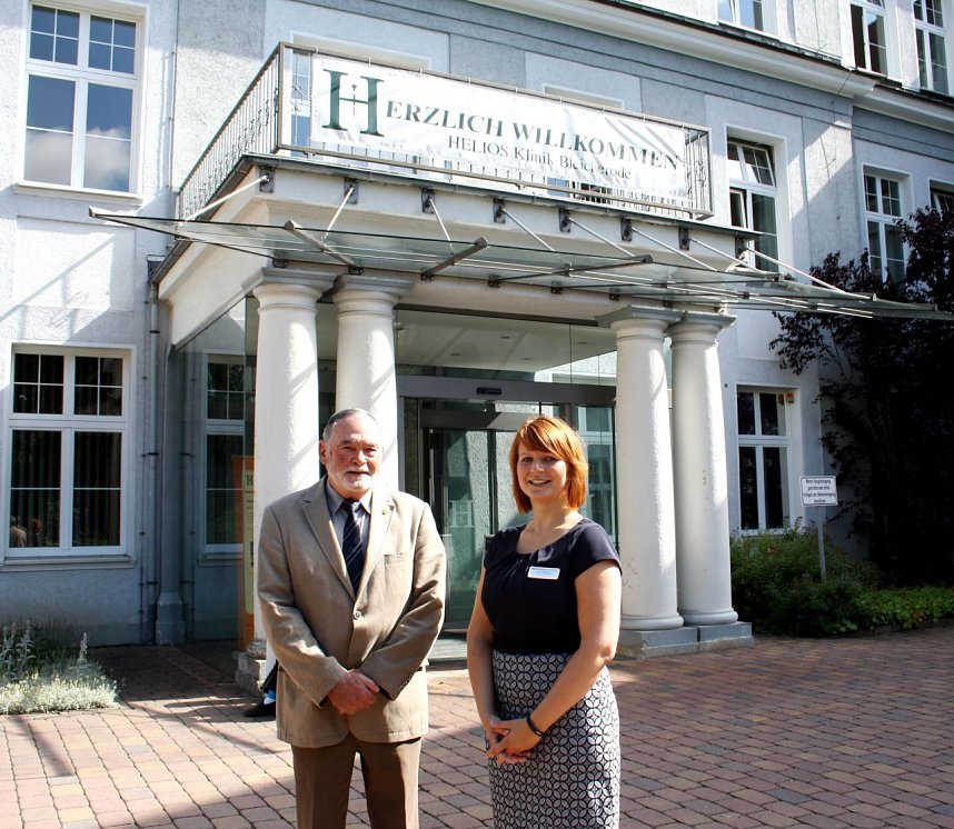 Wilfried Guder, 2. Ehrenamtliche Beigeordnete der Stadt Bleicherode (li.) besuchte als Ehrengast den Tag der offenen T&uuml;r bei Klinikgesch&auml;ftsf&uuml;hrerin Anna Naumann 