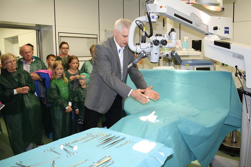 Dr. Steffen Kohler, &Auml;rztlicher Direktor und Chefarzt, f&uuml;hrte die Besucher durch seinen OP.