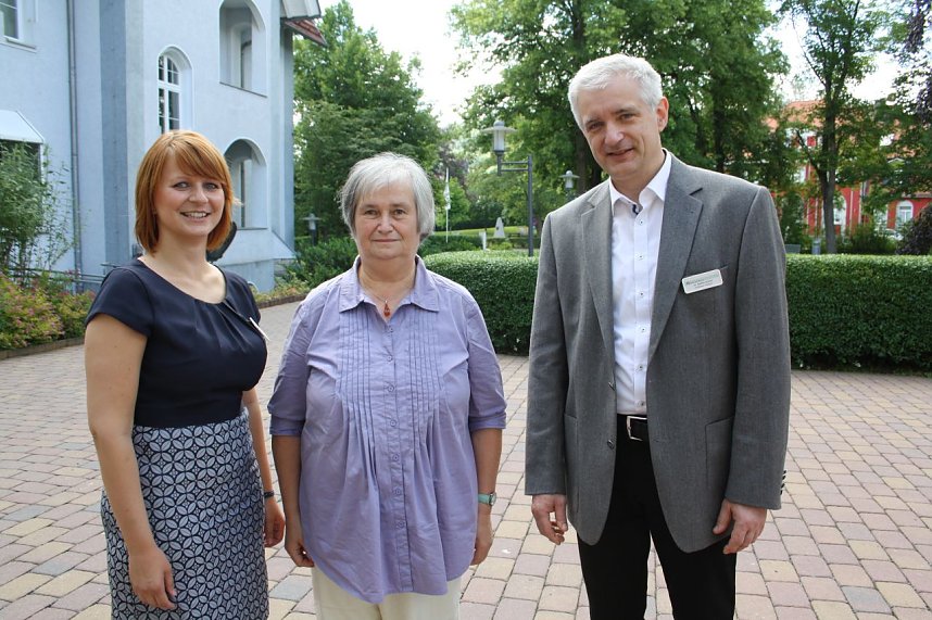 Renate Mann (66, Mitte) wurde vor 30 Jahren in der HELIOS Klinik Bleicherode operiert und dankte Chefarzt Dr. Steffen Kohler (re.) und Klinikgesch&auml;ftsf&uuml;hrerin Anna Naumann (li.) f&uuml;r die langhaltende Lebensqualit&auml;t.