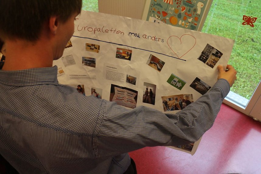 Die Klasse 8a der Nordh&auml;user Pestalozzi-Schule mit Helfern und Unterst&uuml;tzern vor ihren selbst gebauten M&ouml;belst&uuml;cken