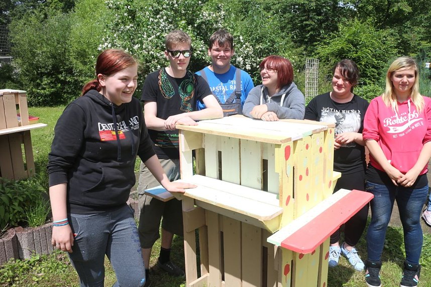 Die Klasse 8a der Nordh&auml;user Pestalozzi-Schule mit Helfern und Unterst&uuml;tzern vor ihren selbst gebauten M&ouml;belst&uuml;cken