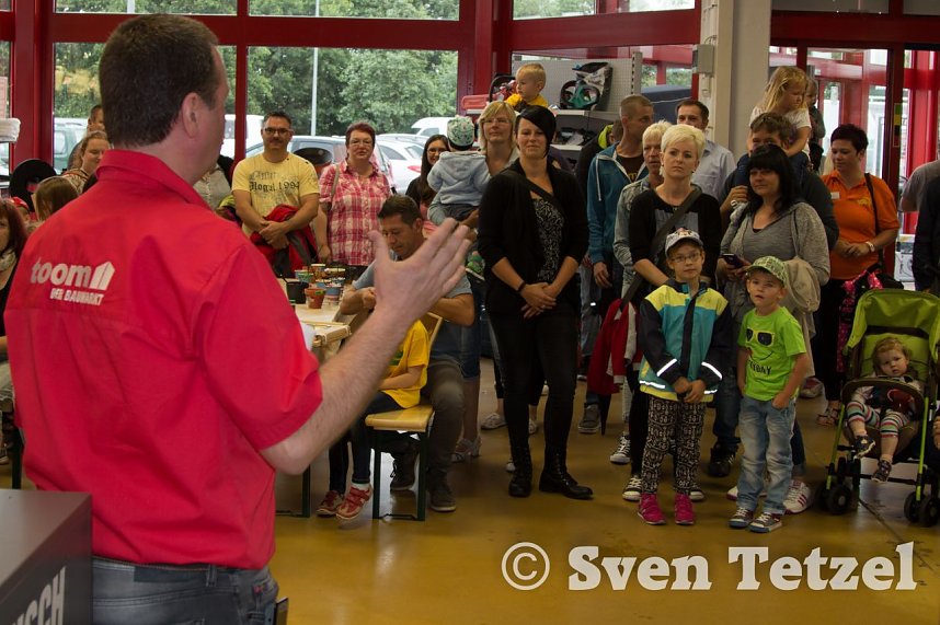 Toom Baumarkt &uuml;berreichte Schecks an Nordh&auml;user Kinderg&auml;rten