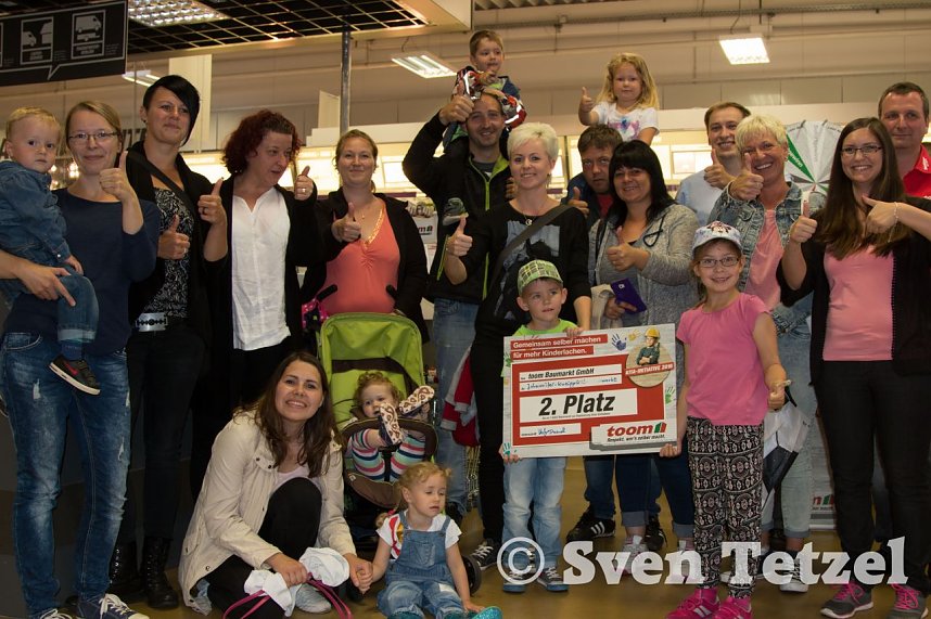 Toom Baumarkt &uuml;berreichte Schecks an Nordh&auml;user Kinderg&auml;rten