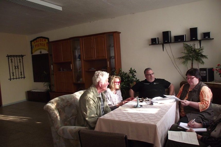 In der lauschigen Ecke des Spartenheimes: Georg Dietzel, Almut Hohlstamm, Mike und Daniela Seidel.