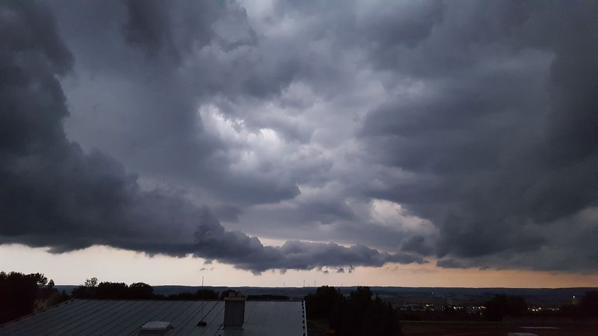 Der Himmel am Montagabend &uuml;ber Nordhausen