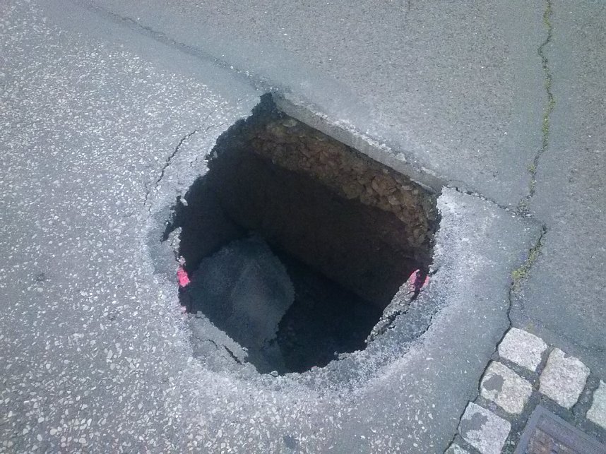 Erdloch in der Liudolfingerstra&szlig;e