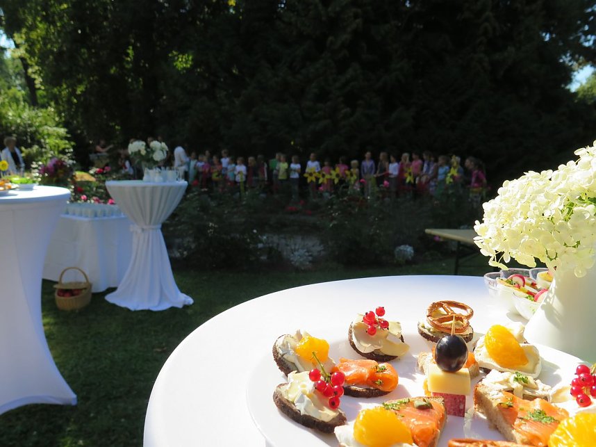 Gro&szlig;er Bahnhof im Park Hohenrode