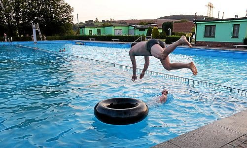 Wasserspa&szlig; im Flutlicht - das Salzaquellbad macht zum zweiten Mal die Lichter an