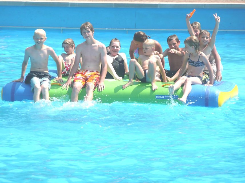 Wasserspa&szlig; im Flutlicht - das Salzaquellbad macht zum zweiten Mal die Lichter an