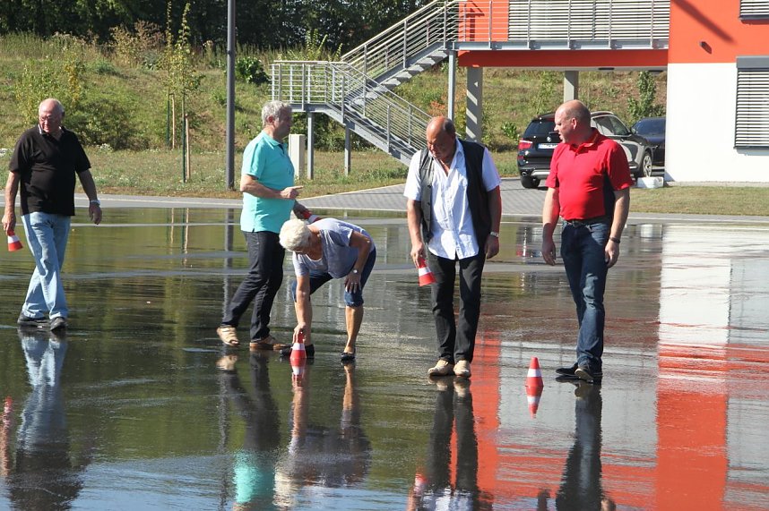 Sicherheit f&auml;ngt im Kopf an - Drehtag auf dem Autodrom