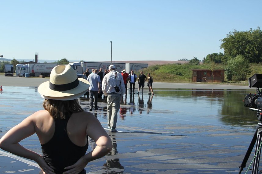 Sicherheit f&auml;ngt im Kopf an - Drehtag auf dem Autodrom