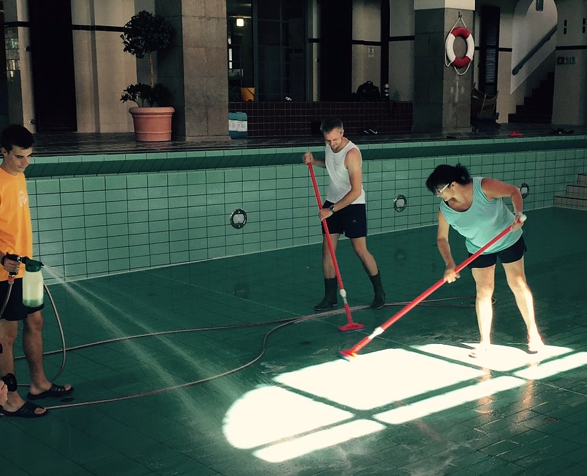 Badehaus-Team testet das Erlebnisbecken