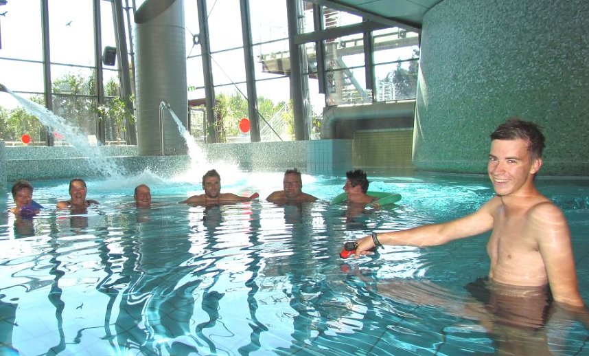 Badehaus-Team testet das Erlebnisbecken