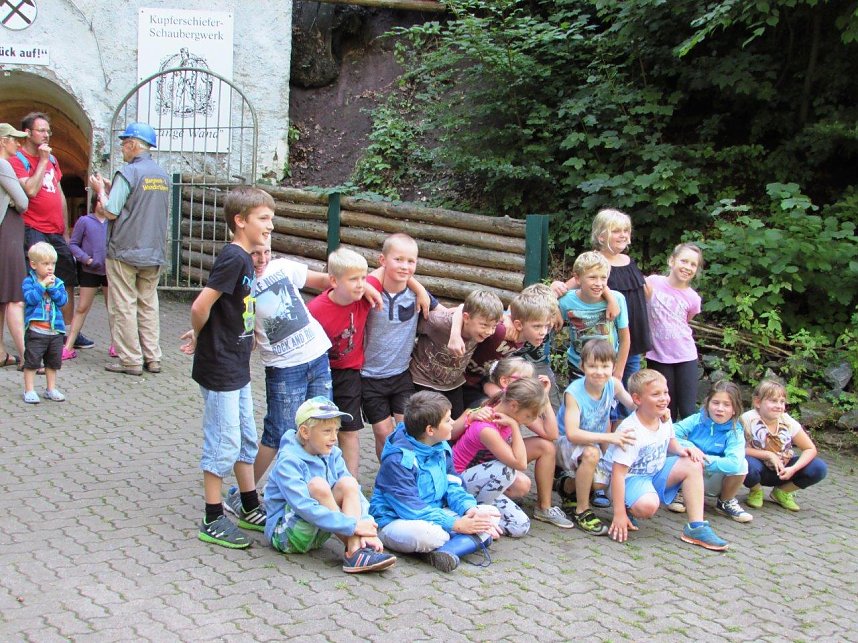 Gummistiefel, Schaufel, Sieb - an der Langen Wand waren junge Goldsucher zu Gange