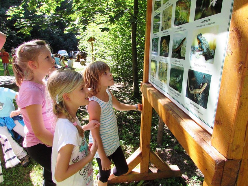 Gummistiefel, Schaufel, Sieb - an der Langen Wand waren junge Goldsucher zu Gange