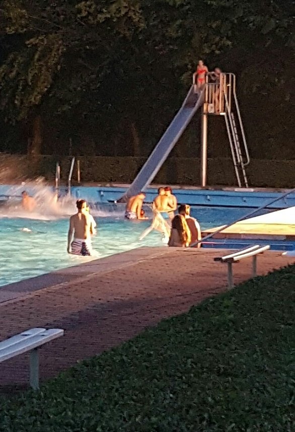 2. Flutlichtschwimmen im Salzaquellbad
