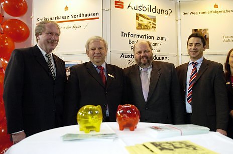Minister Goebel am Stand der Kreissparkasse