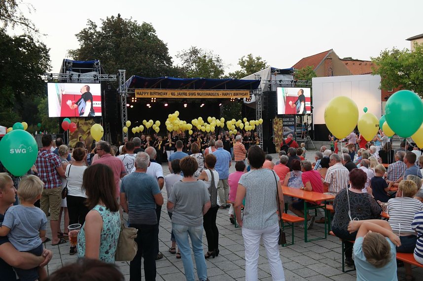 Doppelter Geburtstag auf dem Theaterplatz