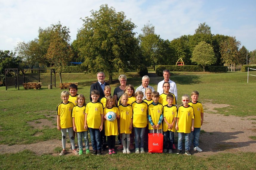 Neue Trikots f&uuml;r Schulen