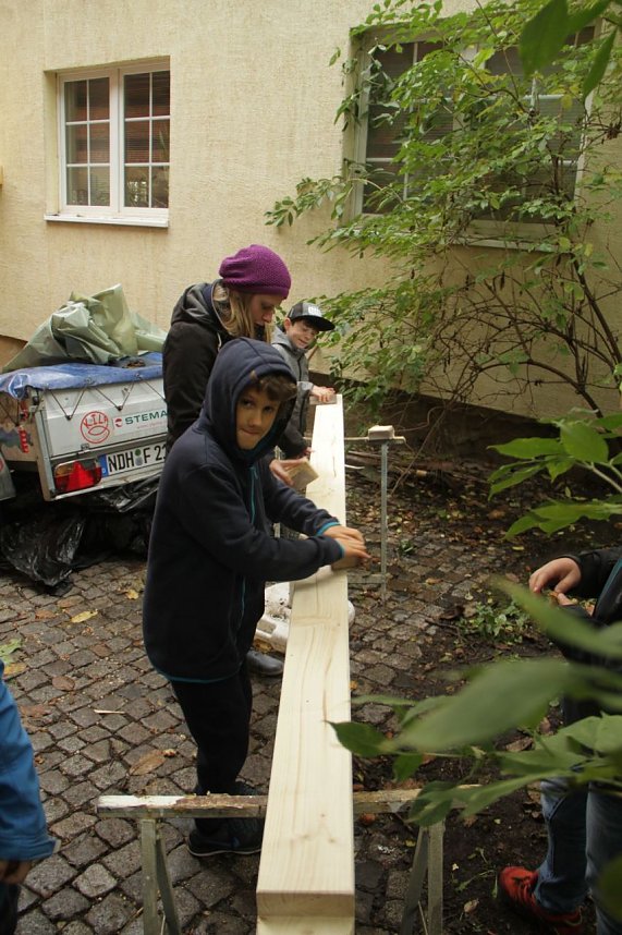 Apfelsaft f&uuml;r ein ganzes Jahr - im Kinderkirchenladen fand man heute wieder jede Menge zu tun