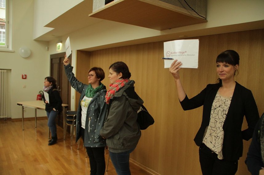 Spuren hinterlassen - vom Campus aus ging es f&uuml;r rund 100 Studierende heute hinaus, die Region und ihre Verein kennen lernen