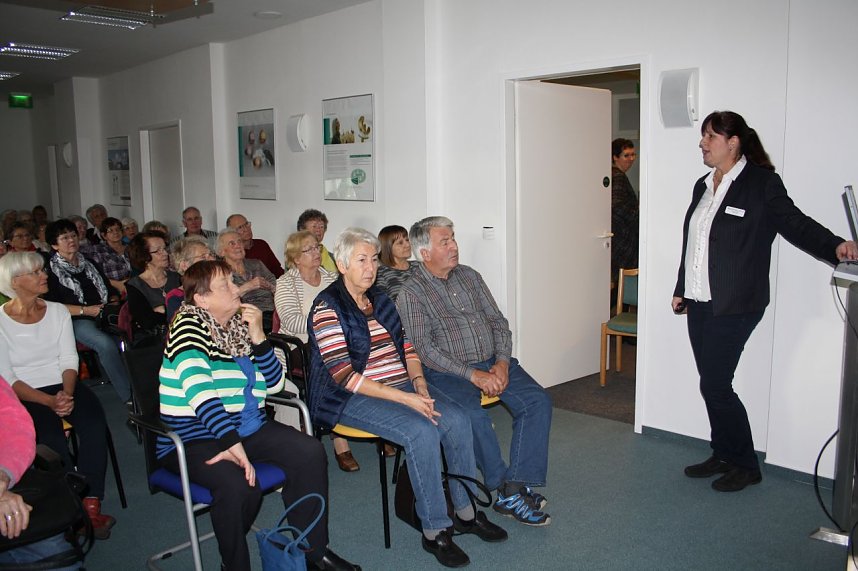 Anke Gra&szlig;, Osteologin und Ober&auml;rztin f&uuml;r Orthop&auml;die, sprach &uuml;ber Osteoporose und den neusten Stand der Medizin.