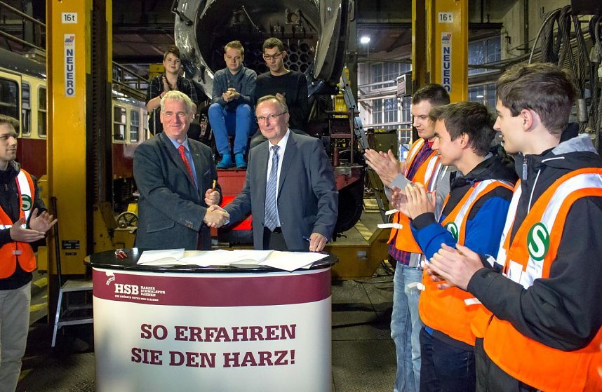 Die Vereinbarung zwischen der HSB und der S-Bahn Berlin ist unterschrieben: Mit Christoph Wachendorf (links), Gesch&auml;ftsf&uuml;hrer Personal der S-Bahn Berlin, und HSB-Gesch&auml;ftsf&uuml;hrer Matthias Wagener freuen sich auch die Auszubildenden beider Unternehmen.