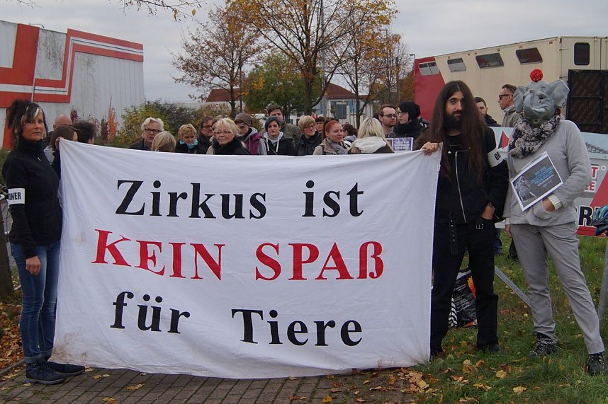 Tiersch&uuml;tzer protestieren gegen Zirkus mit Wildtieren