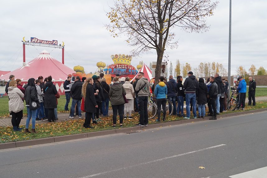 Tiersch&uuml;tzer protestieren gegen Zirkus mit Wildtieren