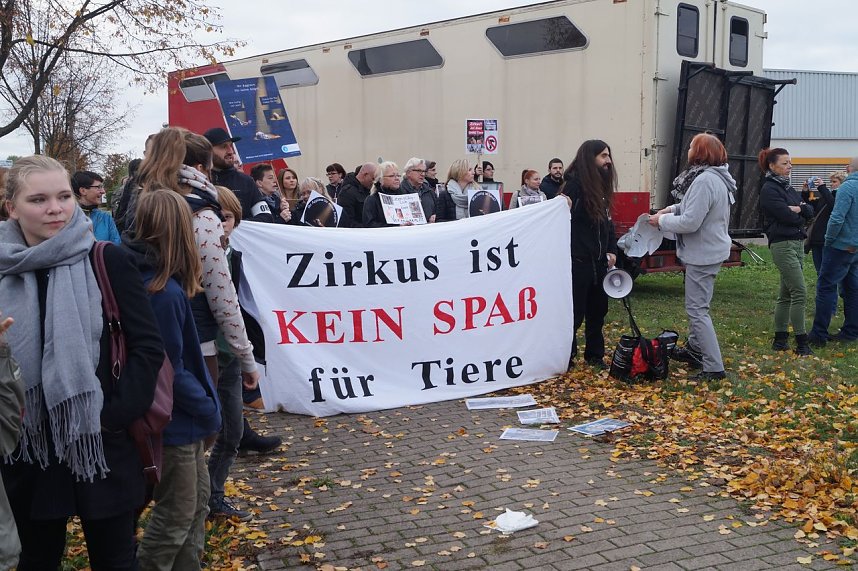 Tiersch&uuml;tzer protestieren gegen Zirkus mit Wildtieren