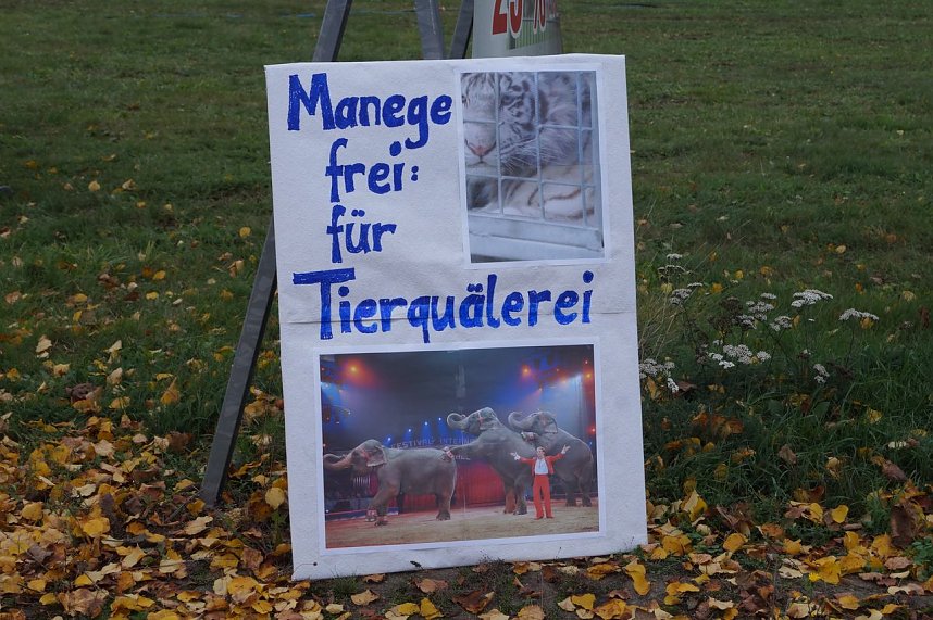 Tiersch&uuml;tzer protestieren gegen Zirkus mit Wildtieren