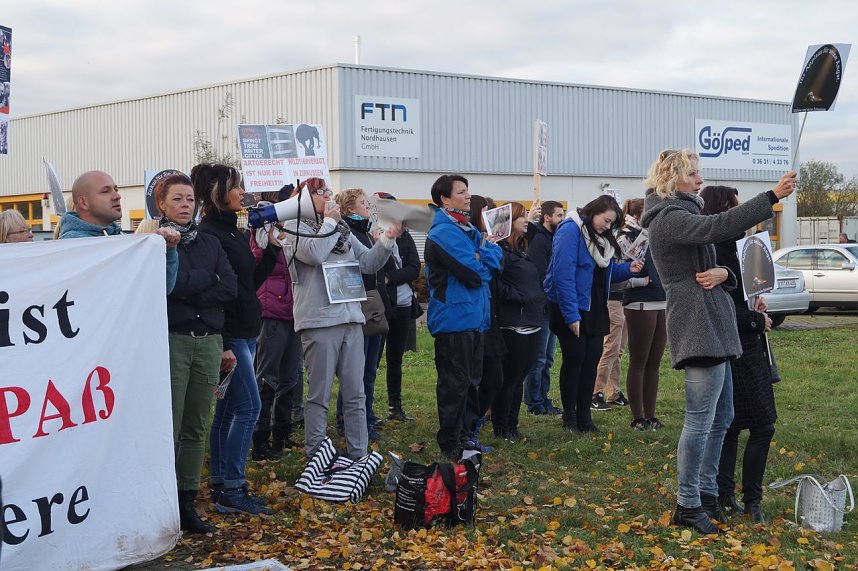 Tiersch&uuml;tzer protestieren gegen Zirkus mit Wildtieren