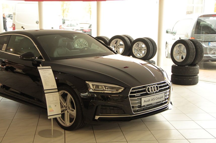 Neue Technik und Spenden f&uuml;r Vereine - im Autohaus Albertsmeyer freute man sich heute nicht nur &uuml;ber schicke Autos