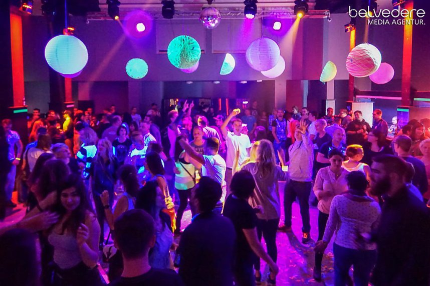 Wir bekennen Farbe! - so hie&szlig; das Motto der Nacht vom Samstag zu Sonntag im Nordh&auml;user Jugendclubhaus. Auf die G&auml;ste wartete nicht nur jede Menge Licht, sondern auch jede Menge toller Musik. Wir haben wieder die Galerie f&uuml;r Sie zusammengestellt.