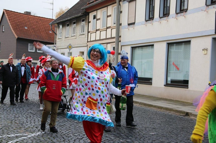 Ellricher Narren st&uuml;rmen das Rathaus