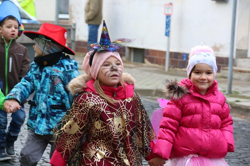 Ellricher Narren st&uuml;rmen das Rathaus