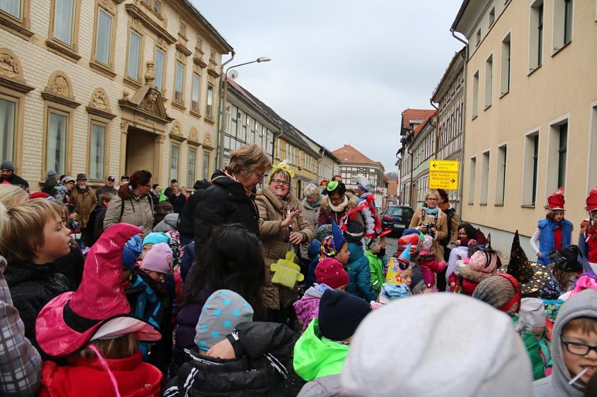 Ellricher Narren st&uuml;rmen das Rathaus