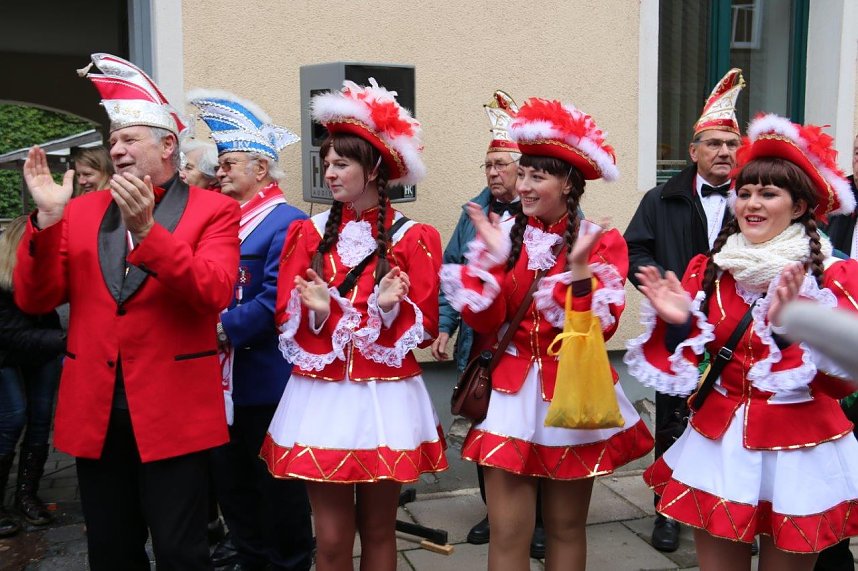 Ellricher Narren st&uuml;rmen das Rathaus