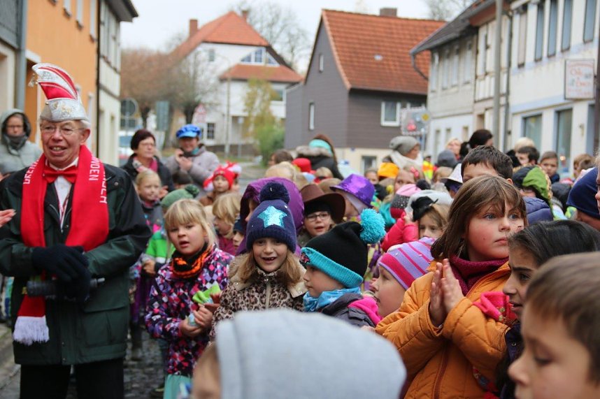 Ellricher Narren st&uuml;rmen das Rathaus