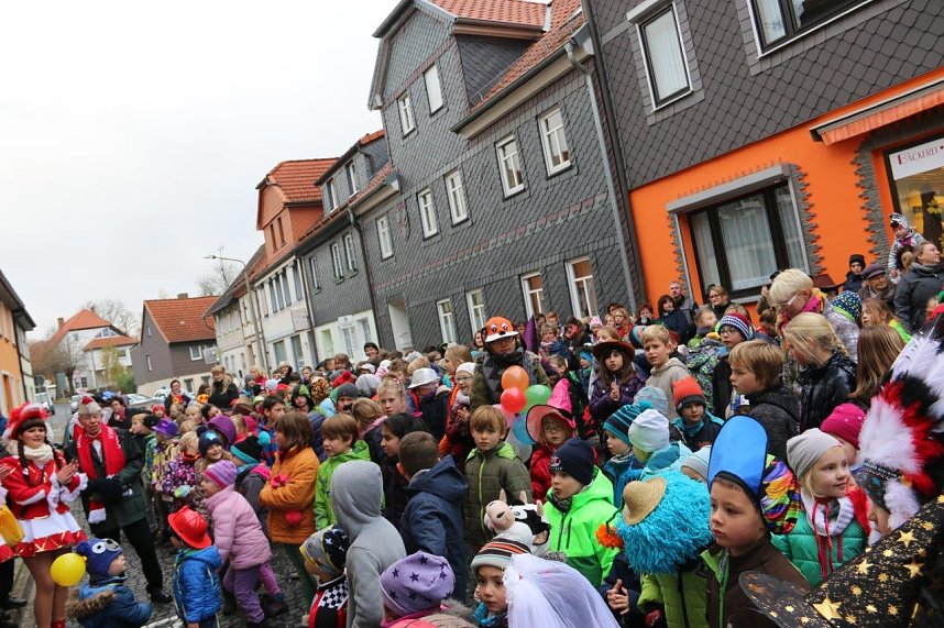 Ellricher Narren st&uuml;rmen das Rathaus