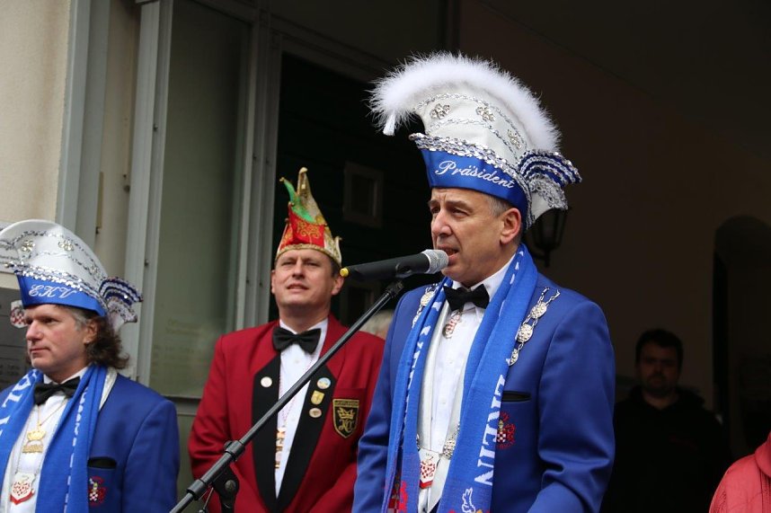 Ellricher Narren st&uuml;rmen das Rathaus