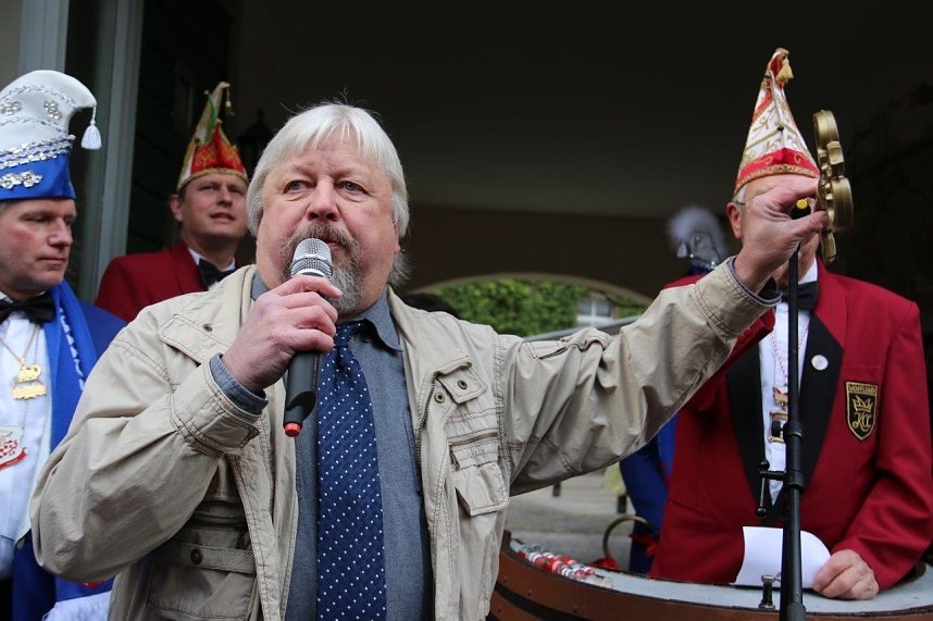 Ellricher Narren st&uuml;rmen das Rathaus