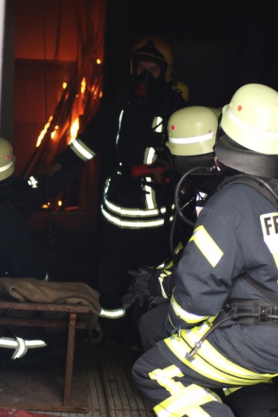 Hei&szlig;e Ausbildung im Brandcontainer