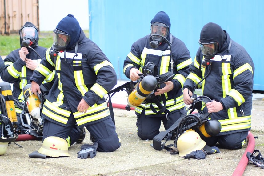 Hei&szlig;e Ausbildung im Brandcontainer