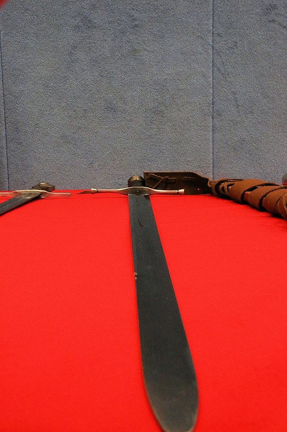 Paul Becker zeigte in der Petersberg-Turnhalle wie man richtig mit dem Schwert umgeht