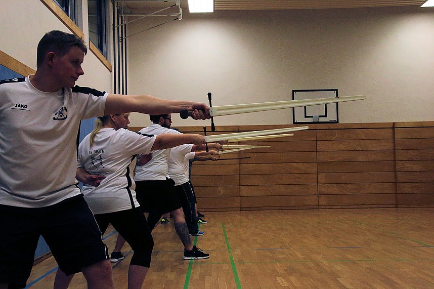 Paul Becker zeigte in der Petersberg-Turnhalle wie man richtig mit dem Schwert umgeht